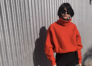 Яркий старт: как носить модный свитер в новом году