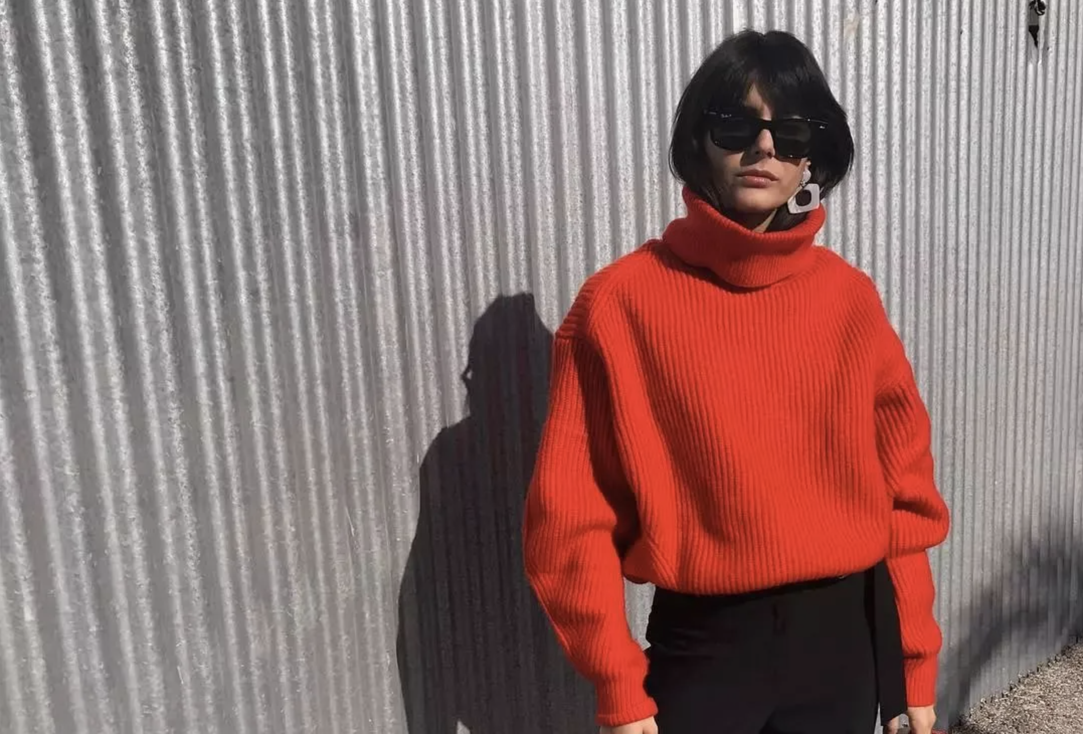 Яркий старт: как носить модный свитер в новом году